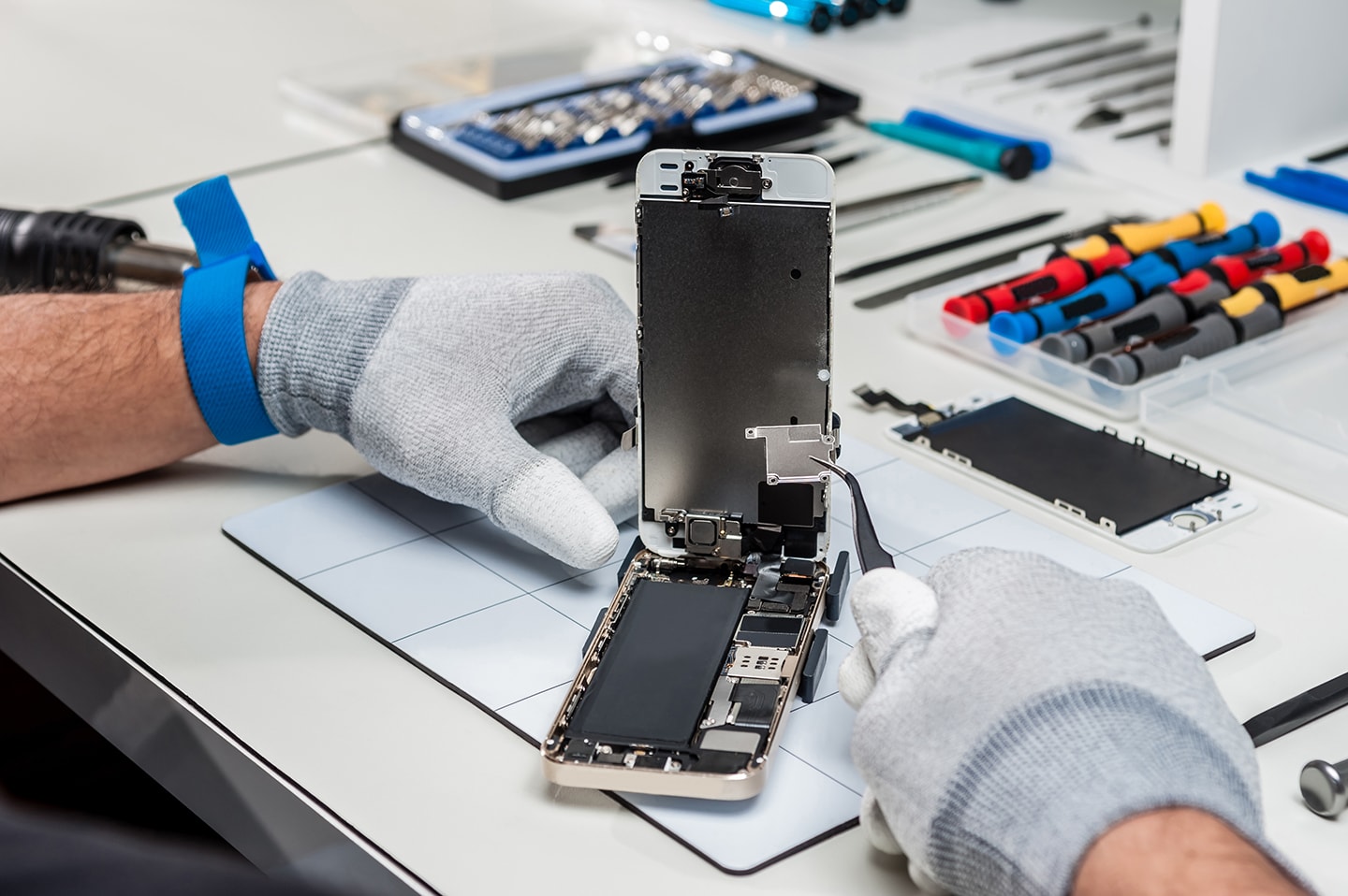 Don’t Be a Battery Bandit: Rejuvenating Your iPhone in Dubai